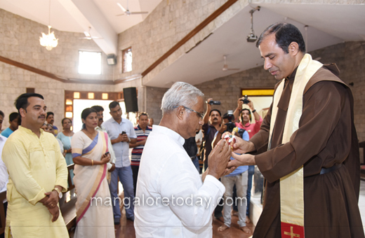 lobo visits Infant Jesus Church